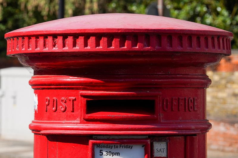 &copy; Reuters. FILE PHOTO: A Royal Mail post box is pictured on a street in London, Britain August 26, 2022. REUTERS/Maja Smiejkowska