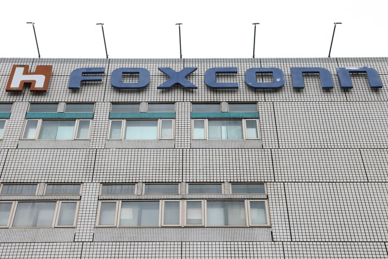 © Reuters. The logo of Foxconn is pictured on top of the company's headquarters in New Taipei City, Taiwan October 31, 2022. REUTERS/Carlos Garcia Rawlins