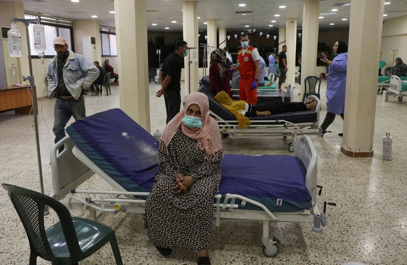 &copy; Reuters. FILE PHOTO: Health workers attend to suspected cholera patients inside a field hospital in Bebnine, Akkar district, northern Lebanon October 28, 2022. REUTERS/Mohamed Azakir/File Photo