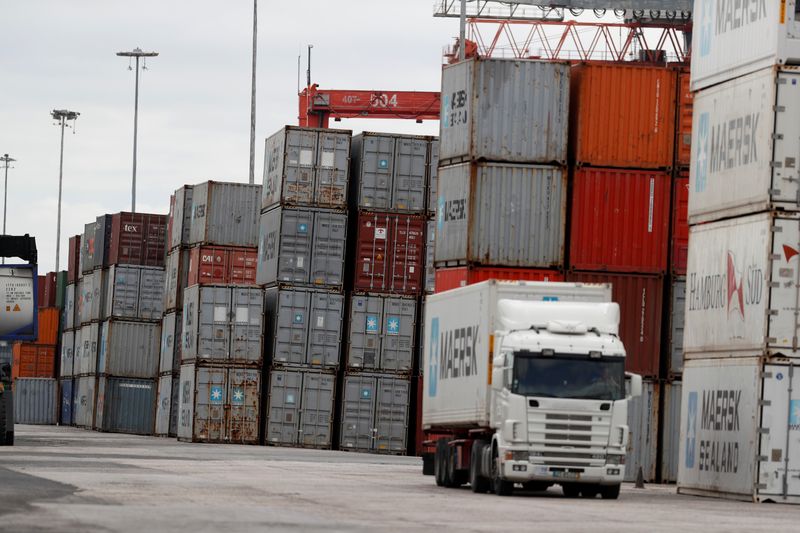 &copy; Reuters. FILE PHOTO: Containers are seen at Lisbon's port, Portugal, June 26, 2018. REUTERS/Rafael Marchante