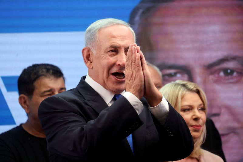 © Reuters. Former Israeli Prime Minister Benjamin Netanyahu gestures as he addresses his supporters from a truck at a campaign event in the run up to Israel's election in Or Yehuda, Israel October 30, 2022. REUTERS/Nir Elias