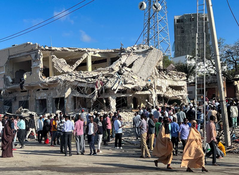 &copy; Reuters. Civilians gather near the ruins of a building at the scene of an explosion along K5 street in Mogadishu, Somalia October 30, 2022. REUTERS/Abdirahman Hussein