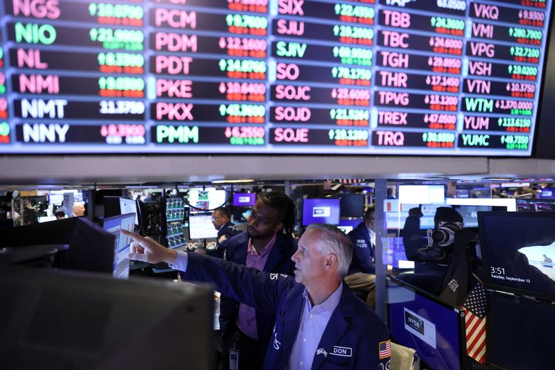 &copy; Reuters. Photo des traders qui travaillent à la Bourse de New York (NYSE). /Photo prise le 13 septembre 2022 à New York, États-Unis/REUTERS/Andrew Kelly
