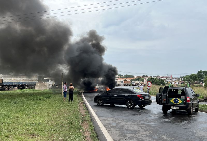 &copy; Reuters. Manifestantes queimam pneus em protesto em Várzea Grande, no Mato Grosso
31/10/2022
REUTERS/Rogerio Florentino