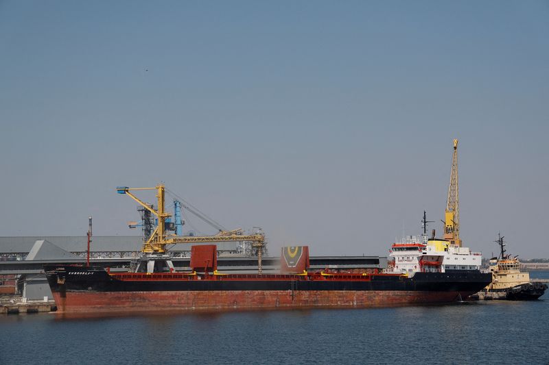 &copy; Reuters. FOTO DE ARCHIVO: El cargero "Kubrosli Y", con bandera de Comoras, en el puerto marítimo de Odesa, Ucrania, tras la reanudación de las exportaciones ucranianas de granos durante la invasión rusa de Ucrania, el 19 de agosto de 2022. REUTERS/Valentyn Ogir