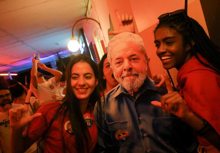 &copy; Reuters. Foto del domingo de simpatizantes de Luiz Inacio Lula da Silva celebrando la victoria en la segunda vuelta electoral en Brasilia 
Oct 31, 2022. REUTERS/Diego Vara