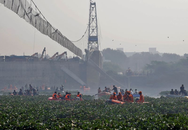 &copy; Reuters. インド西部グジャラート州モルビで３０日起きた歩道用つり橋崩落事故で、死者数は少なくとも１３４人となり、３１日朝までに約１７０人が救出された。地元警察は３１日、つり橋の運営