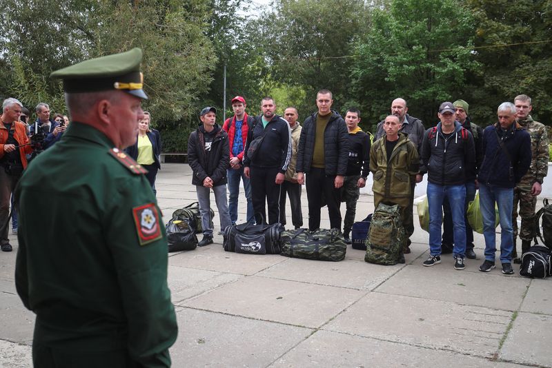 &copy; Reuters. Un militaire russe s'adresse aux réservistes dans la ville de Voljski, en Russie. /Photo prise le 28 septembre 2022/REUTERS/Stringer