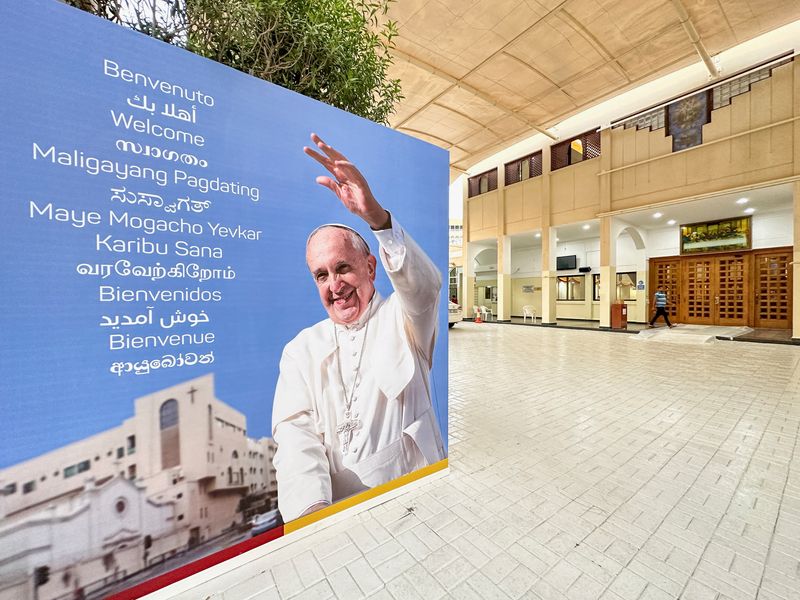 &copy; Reuters. Foto del domingo de pancartas de bienvenida en la iglesia católica del Sagrado Corazón, uno de los lugares que visitará el Papa Francisco durante su visita de tres días, en Manama, Baréin

Oct 30, 2022. REUTERS/Hamad I Mohammed