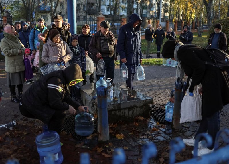 &copy; Reuters. Residentes de Kiev se enfileiram por água na capital ucraniana
31/10/2022
REUTERS/Gleb Garanich