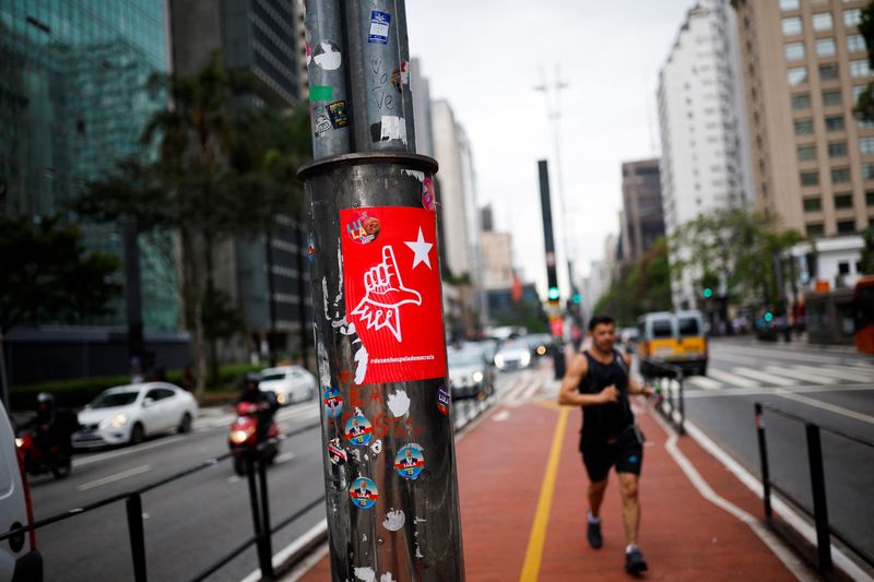 © Reuters. Adesivo da campanha de Lula da Silva colado em poste, em São Paulo
31/10/2022
REUTERS/Amanda Perobelli