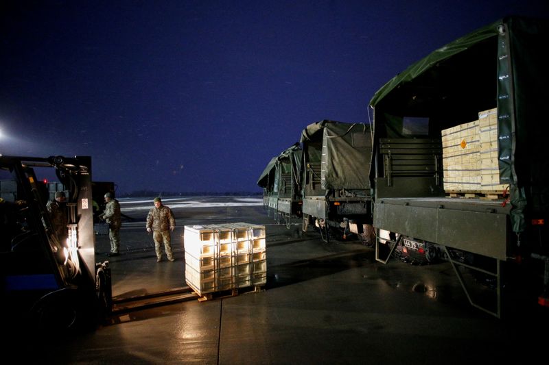 &copy; Reuters. FILE PHOTO: Ukrainian service members load a shipment of military aid, delivered as part of the United States' security assistance to Ukraine, onto trucks at the Boryspil International Airport outside Kyiv, Ukraine, February 5, 2022. REUTERS/Valentyn Ogir