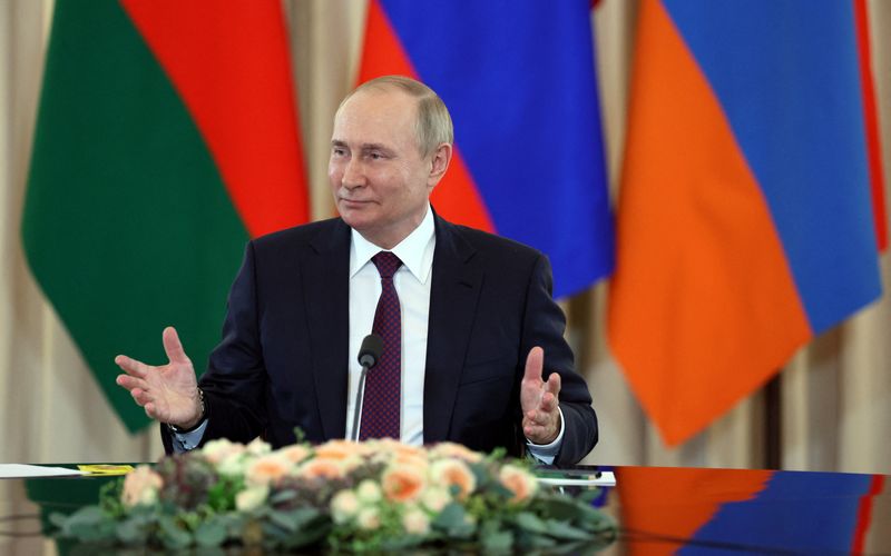 &copy; Reuters. بوتين في منتجع سوتشي الروسي يوم الاثنين. صورة من ممثل لوكالات الأنباء. 
