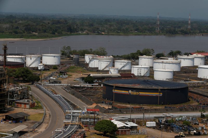 &copy; Reuters. FILE PHOTO: View of the oil refinery Ecopetrol in Barrancabermeja, Colombia, March 1, 2017. REUTERS/Jaime Saldarriaga