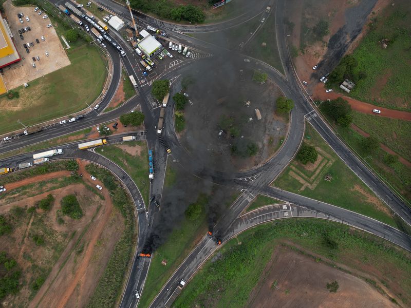 &copy; Reuters. Una vista aérea muestra a los manifestantes quemando neumáticos para bloquear las carreteras federales durante una protesta el día después de la segunda vuelta de las elecciones presidenciales brasileñas, en Varzea Grande en el estado de Mato Grosso,