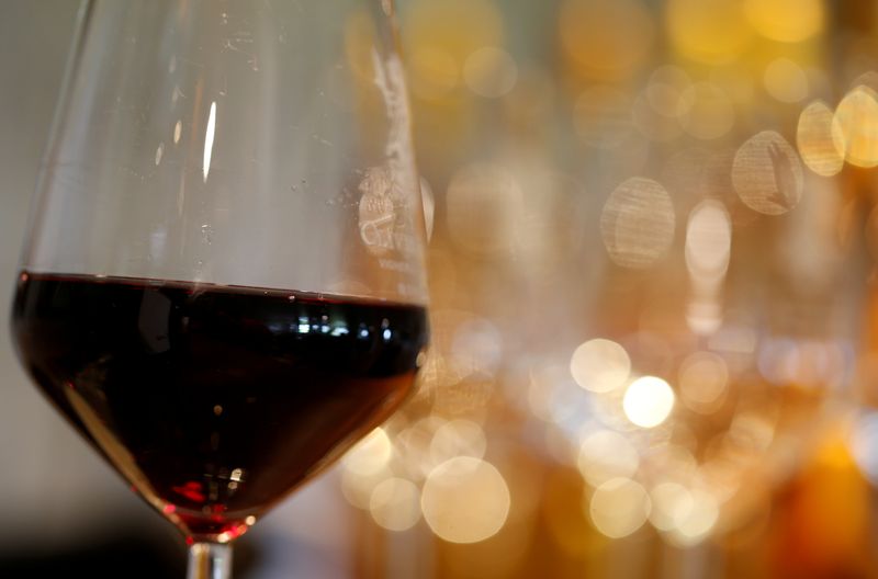 &copy; Reuters. 　１０月３１日、国際ブドウ・ワイン機構（ＯＩＶ）は、今年の世界のワイン生産量は昨年を若干下回る水準になるとの初期予想を発表した。フランス・サント・クロワ・デュ・モンで２０