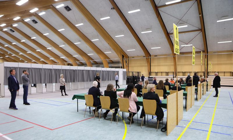 &copy; Reuters. Faroese people cast their vote in the polling station in Torshavn, in the Faroe Islands, Denmark, October 31, 2022. Alvur Haraldsen/Ritzau Scanpix/via REUTERS    