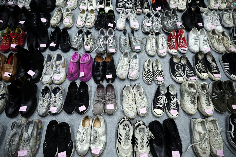 © Reuters. Shoes belonging to victims are arranged at a gym, where recovered belongings of the victims of a crowd crush that happened during Halloween festivities are kept, in Seoul, South Korea, November 1, 2022. REUTERS/Kim Hong-Ji
