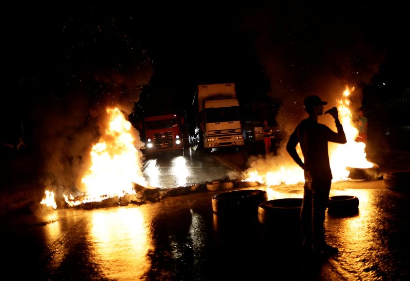 &copy; Reuters. Apoiadores de Bolsonaro bloqueiam rodovia BR-060, em Abadiânia (GO)
31/10/2022
REUTERS/Ueslei Marcelino