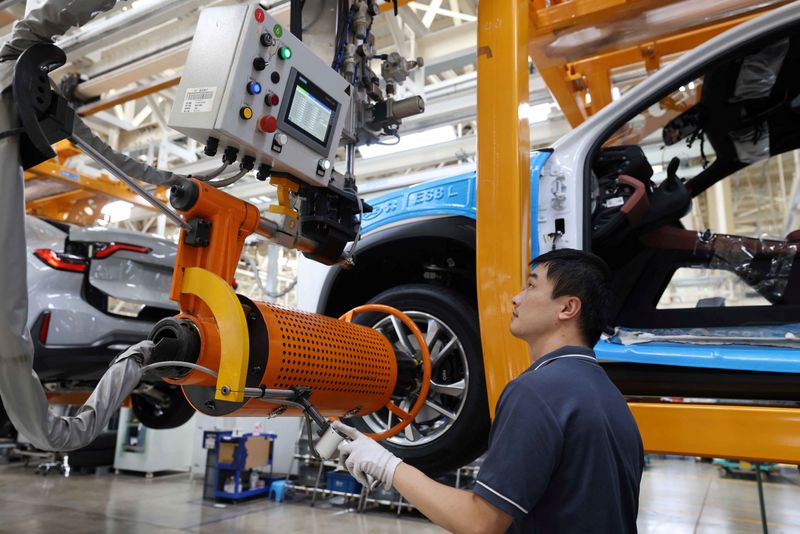 &copy; Reuters. FILE PHOTO: An employee works on the production line of Nio electric vehicles at a JAC-NIO manufacturing plant in Hefei, Anhui province, China August 28, 2022. China Daily via REUTERS 