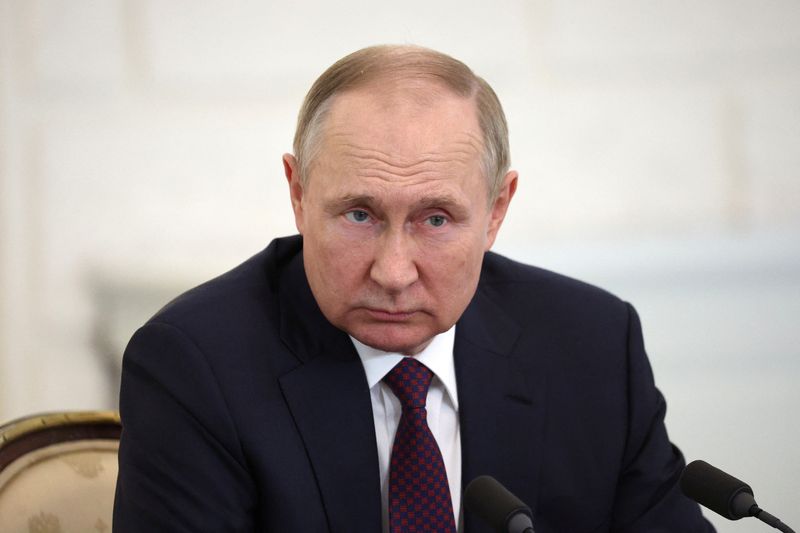 &copy; Reuters.     ロシアのプーチン大統領は３１日、ウクライナ各地で実施したインフラ攻撃や、国連が仲介した黒海経由のウクライナ産穀物輸出合意への参加停止について、クリミア半島の黒海艦隊へ