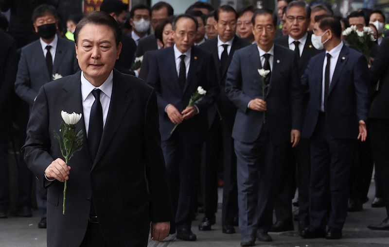 &copy; Reuters. رئيس كوريا الجنوبية يون سوك يول يزور موقع حادث تدافع وقع خلال احتفالات بعيد الهالوين ويقدم التعازي في الضحايا في سول يوم الثلاثاء. تصوير: كي