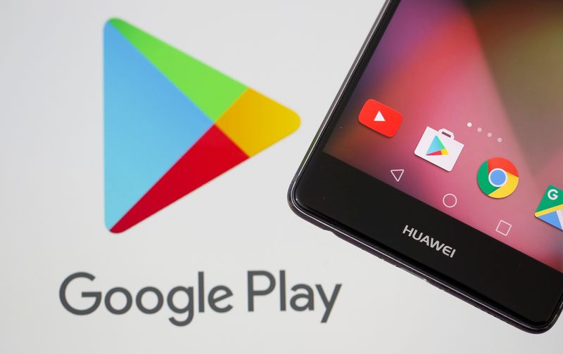 &copy; Reuters. FILE PHOTO: A Huawei smartphone is seen in front of displayed Google Play logo in this illustration taken May 20, 2019. REUTERS/Dado Ruvic/Illustration