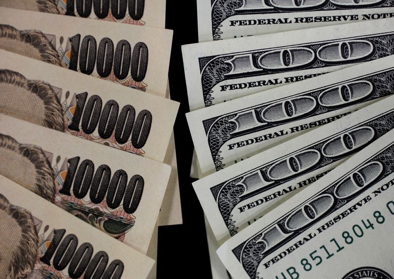 &copy; Reuters. صورة توضيحية لأوراق نقدية من الدولار الأمريكي والين الياباني من أرشيف رويترز.