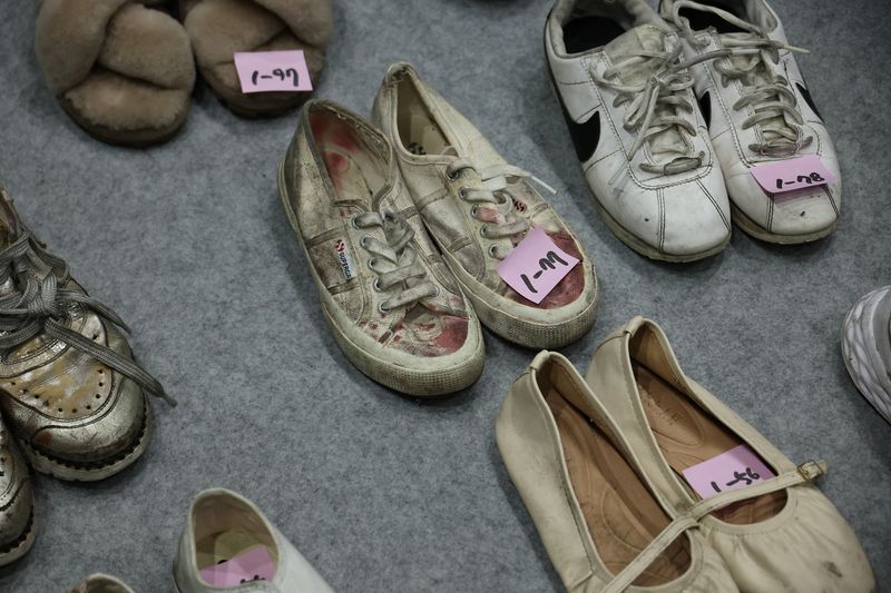 © Reuters. Shoes belonging to victims are arranged at a gym, where recovered belongings of the victims of a crowd crush that happened during Halloween festivities are kept, in Seoul, South Korea, November 1, 2022. REUTERS/Kim Hong-Ji