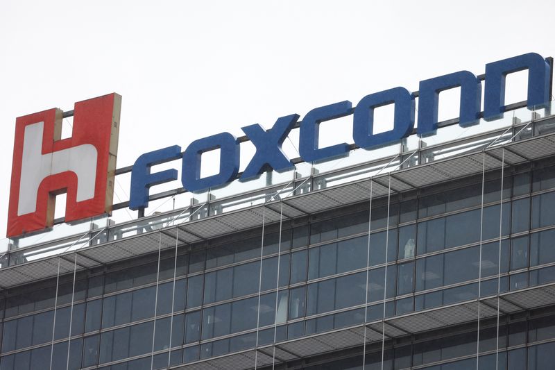 &copy; Reuters. FOTO DE ARCHIVO: El logo de Foxconn en la parte superior de un edificio de la compañía en Taipéi, Taiwán, 31 de octubre de 2022. REUTERS/Carlos García Rawlins
