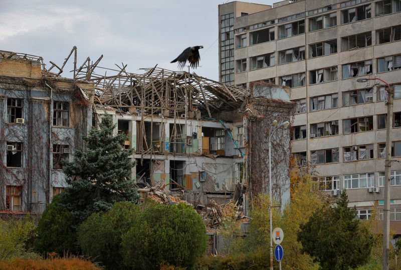 &copy; Reuters. 　１０月３１日、ウクライナ南部ヘルソンを占領しているロシア当局者は、ドニプロ（ドニエプル）川からの避難区域を拡大すると述べた。写真はノバカホフカにある破壊されたビル。１０