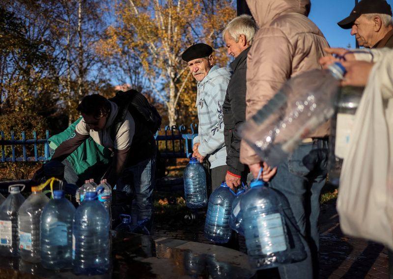 &copy; Reuters. Varias personas hacen fila para recoger agua después de que una serie de ataques del ejército ruso dejara sin agua al 80% de la capital ucraniana, según el alcalde de la ciudad, en Kiev, Rusia, el 31 de octubre de 2022. REUTERS/Gleb Garanich     