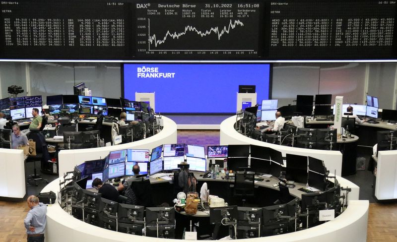 &copy; Reuters. شاشة تعرض تحرك المؤشر داكس الألماني داخل البورصة بمدينة فرانكفورت يوم 31 أكتوبر تشرين الأول 2022. تصوير رويترز.
