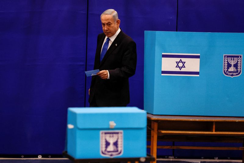 &copy; Reuters. L'ancien Premier ministre israélien Benjamin Netanyahu dépose son bulletin de vote le jour des élections générales en Israël. /Photo prise le 1er novembre 2022/REUTERS/Ammar Awad