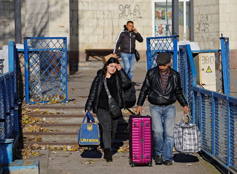 &copy; Reuters. Des civils embarquent sur un ferry lors de l'évacuation de Kherson, en Ukraine. /Photo prise le 31 octobre 2022/REUTERS/Alexander Ermochenko