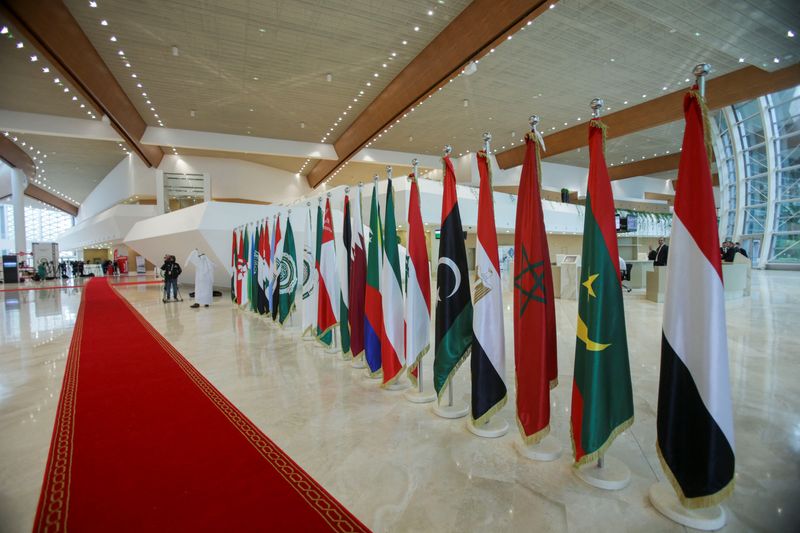 &copy; Reuters. أعلام الدول العربية أمام جامعة الدول العربية في الجزائر يوم الثلاثاء. تصوير: رمزي بودينا - رويترز.