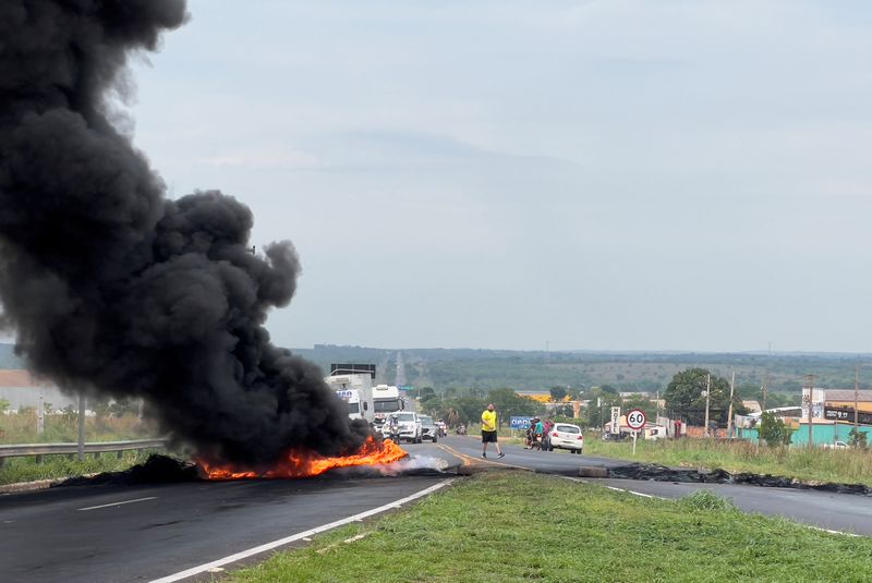 &copy; Reuters. Manifestantes queimam pneus enquanto bloqueiam estradas federais durante um protesto no dia seguinte ao segundo turno da eleição presidencial brasileira, em Várzea Grande, no Estado de Mato Grosso, Brasil
31/10/2022 
REUTERS/Rogerio Florentin