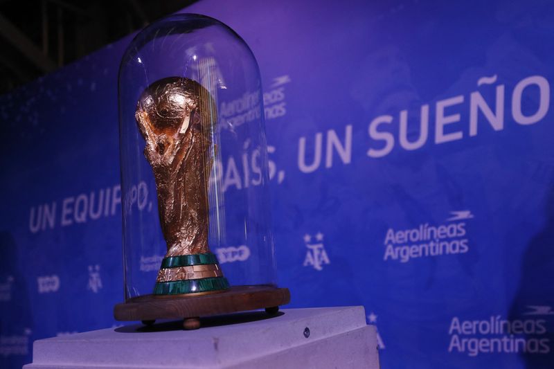 &copy; Reuters. نسخة طبق الأصل من كأس العالم في الأرجنتين بتاريخ الياجس من أكتوبر تشرين الأول 2022. تصوير: رويترز.