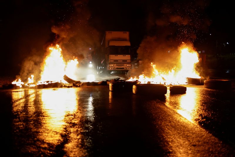 © Reuters. Apoiadores do presidente Jair Bolsonaro bloqueiam rodovia BR-060 em Abadiânia, Goiás
31/10/2022
REUTERS/Ueslei Marcelino