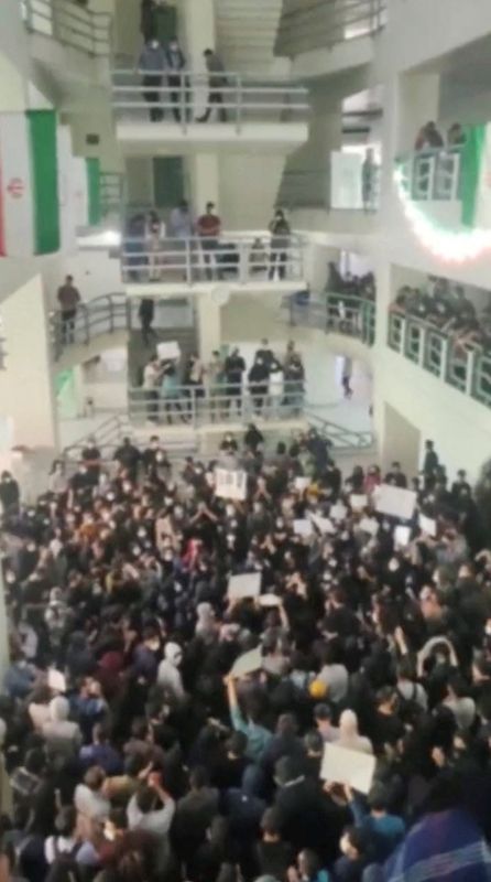 &copy; Reuters. احتجاج داخل جامعة أمير كبير للتكنولوجيا في طهران في صورة مأخوذة من مقطع فيديو نُشر يوم 31 أكتوبر تشرين الأول 2022 وحصلت عليه رويترز. يحظر إعادة 