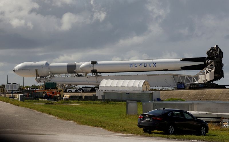 &copy; Reuters. Un cohete Falcon Heavy de SpaceX con una carga útil de seguridad nacional para la Fuerza Espacial de Estados Unidos rueda hacia la plataforma de lanzamiento 39A en el Centro Espacial Kennedy de la NASA en Cabo Cañaveral, Florida, Estados Unidos. 31 de o