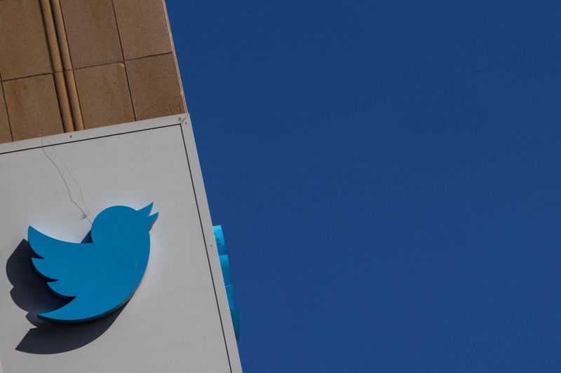 © Reuters. FILE PHOTO: A Twitter logo is seen outside the company's headquarters in San Francisco, California, U.S., April 25, 2022. REUTERS/Carlos Barria/File Photo