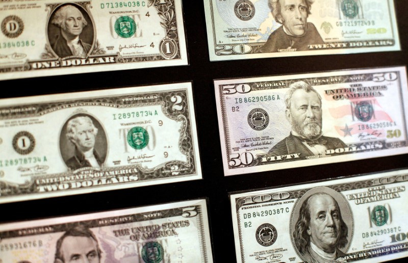 &copy; Reuters. Le banconote del dollaro americano sono visibili al Museum of American Finance di New York il 15 ottobre 2010. Foto REUTERS/Shannon Stapleton/File Photo