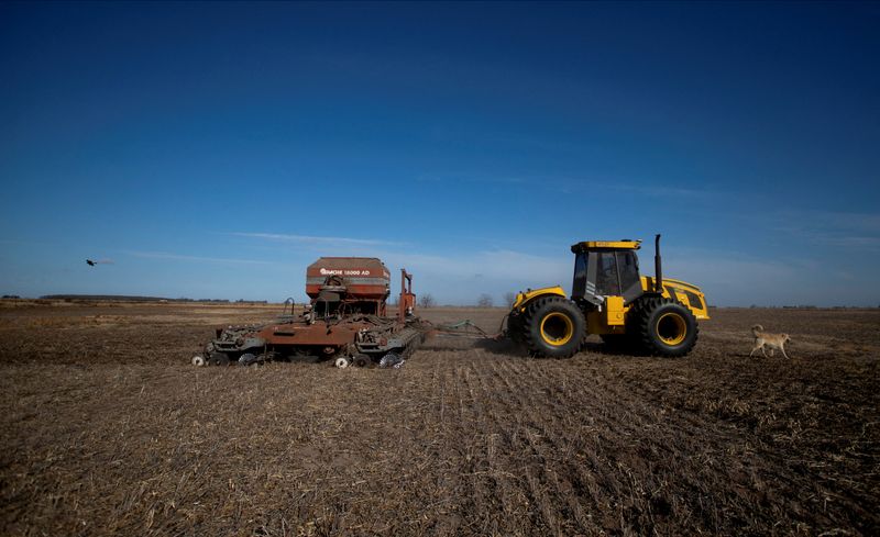 &copy; Reuters. FILE PHOTO: An agricultural worker operates a tractor with a seeder to sow wheat on farmland in Comodoro Py, on the outskirts of Buenos Aires, Argentina June 21, 2022. REUTERS/Matias Baglietto