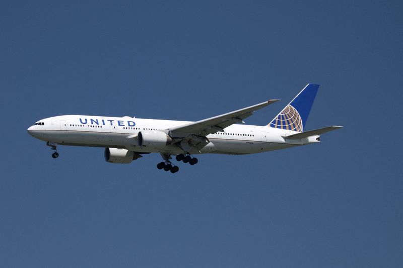 &copy; Reuters. FILE PHOTO: A United Airlines Boeing 777-200  lands at San Francisco International Airport, San Francisco, California, April 14, 2015.   REUTERS/Louis Nastro