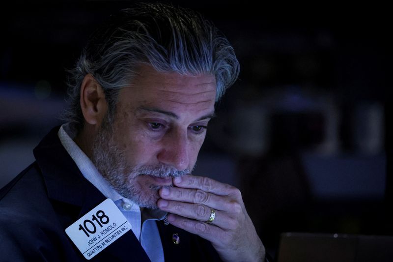 &copy; Reuters. FOTO DE ARCHIVO-Un operador trabaja en el parqué de la Bolsa de Nueva York