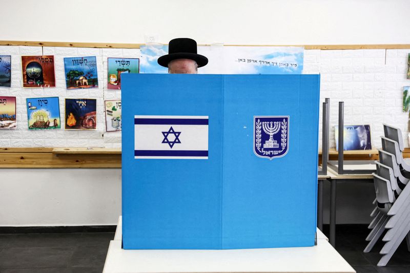 &copy; Reuters. مواطن إسرائيلي يدلي بصوته في يوم الانتخابات العامة الإسرائيلية في القدس يوم الثلاثاء. تصوير: رونين زفولون - رويترز.