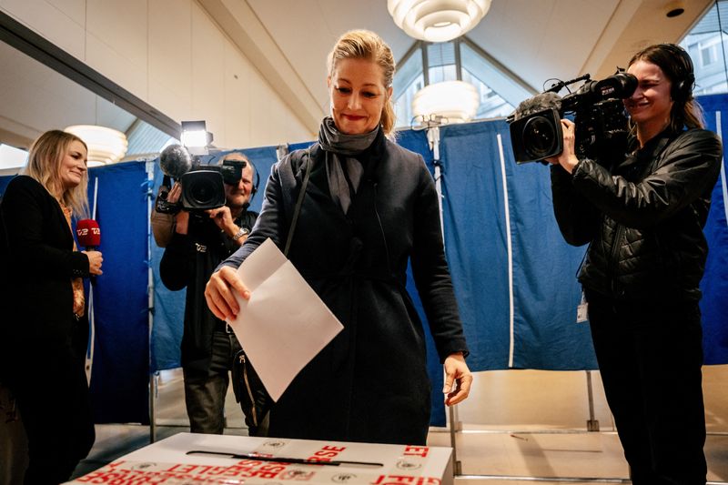 © Reuters. Sofie Carsten Nielsen from Danish Social Liberal Party votes during the general election at Nursing Home Soelund in Copenhagen, Denmark November 1, 2022. Ritzau Scanpix/Emil Helms via REUTERS