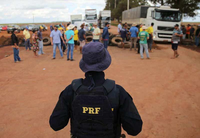 &copy; Reuters. Policial rodoviário federal se posiciona diante de apoiadores de Bolsonaro em bloqueio da rodovia BR-251, em Planaltina (DF)
01/11/2022
REUTERS/Diego Vara