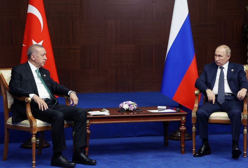 &copy; Reuters. ロシアのプーチン大統領（右）とトルコのエルドアン大統領（左）は電話会談を行った。写真は１０月１３日、カザフスタン・アスタナで撮影（２０２２年　ロイター/Sputnik/Vyacheslav Prokofyev/
